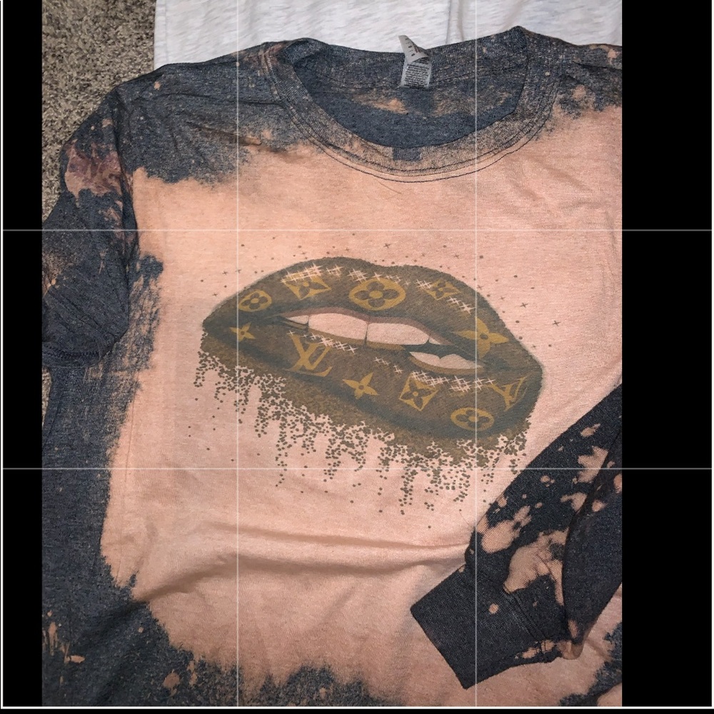 LV lip drip size L never worn from online boutique high quality T-shirt